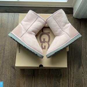 UGG. Classic Boot. Baby Pink